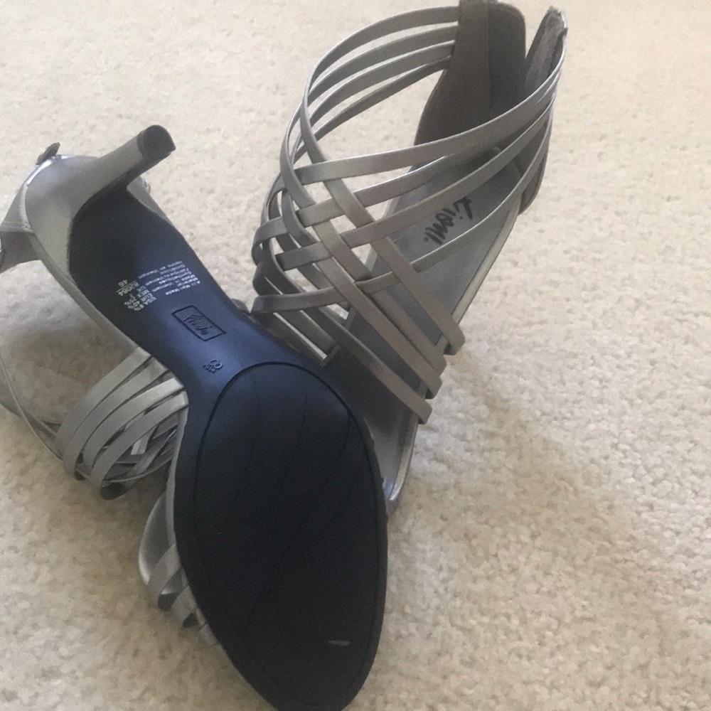 Silver heels - Picture 3 of 5